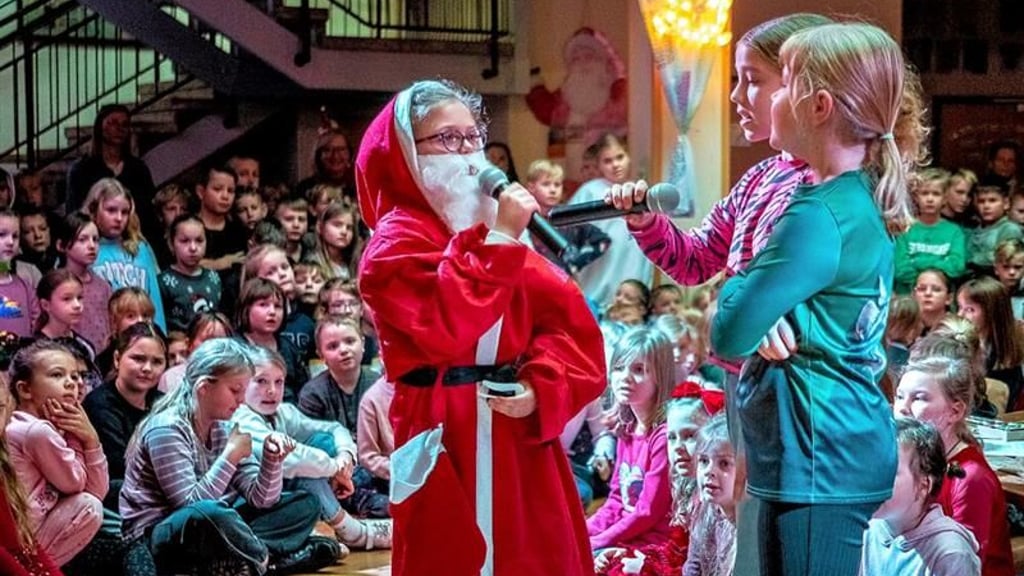 Beim traditionellen Weihnachtssingen in Gommerns Grundschule „Am Weinberg“ war in diesem Jahr auch der Weihnachtsmann gut zu verstehen. Mit einem tollen Programm wurde offiziell die neue Soundanlage eingeweiht.