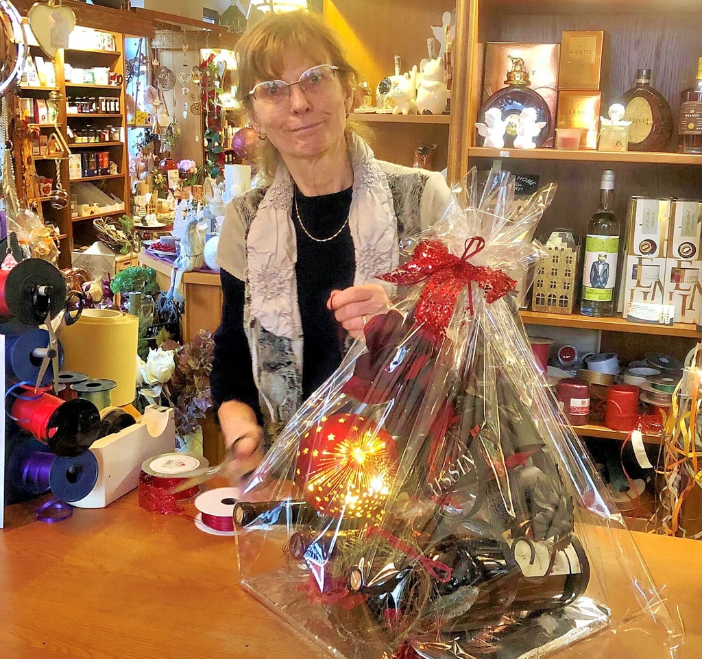 Romy Zeißer, Inhaberin vom Weinhaus Zeißer an der Ecke Weberstraße in Zeitz, hat mehr als edle Weine im Sortiment. Und egal, ob Flasche oder Zusammenstellung von mehreren Geschenken, sie verpackt es auf Kundenwunsch gegen eine kleine Gebühr fertig zum Verschenken. Das wird gut und gern angenommen.