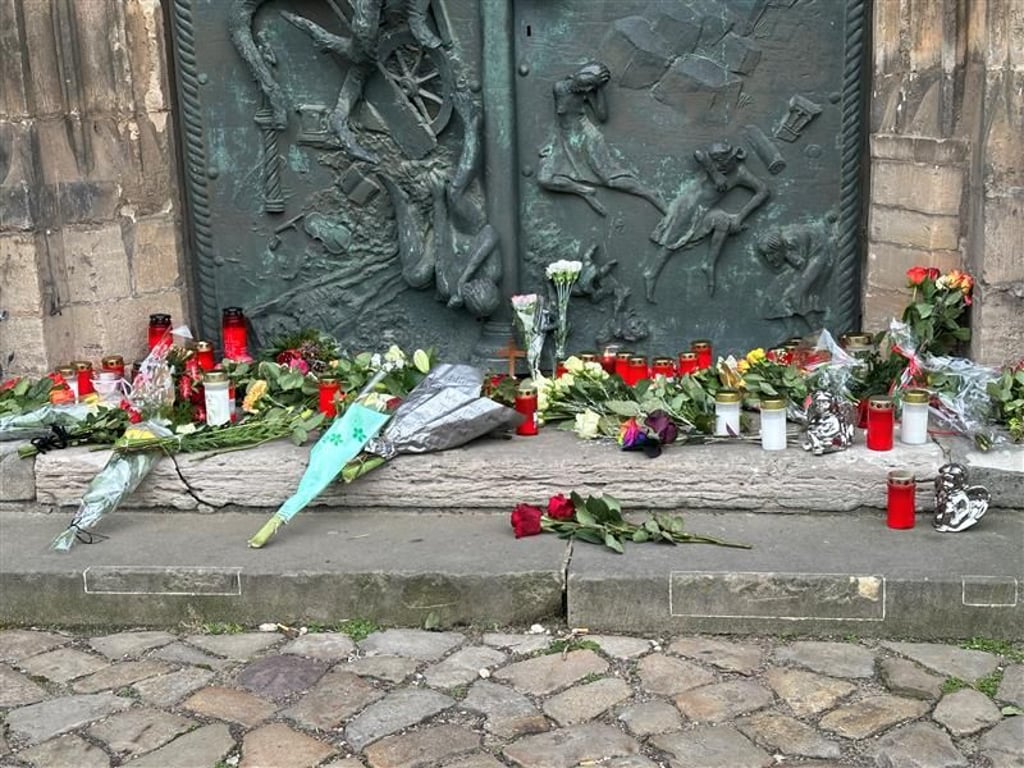 Nach dem Anschlag in Magdeburg liegen Blumen und Kerzen vor der Johanniskirche.