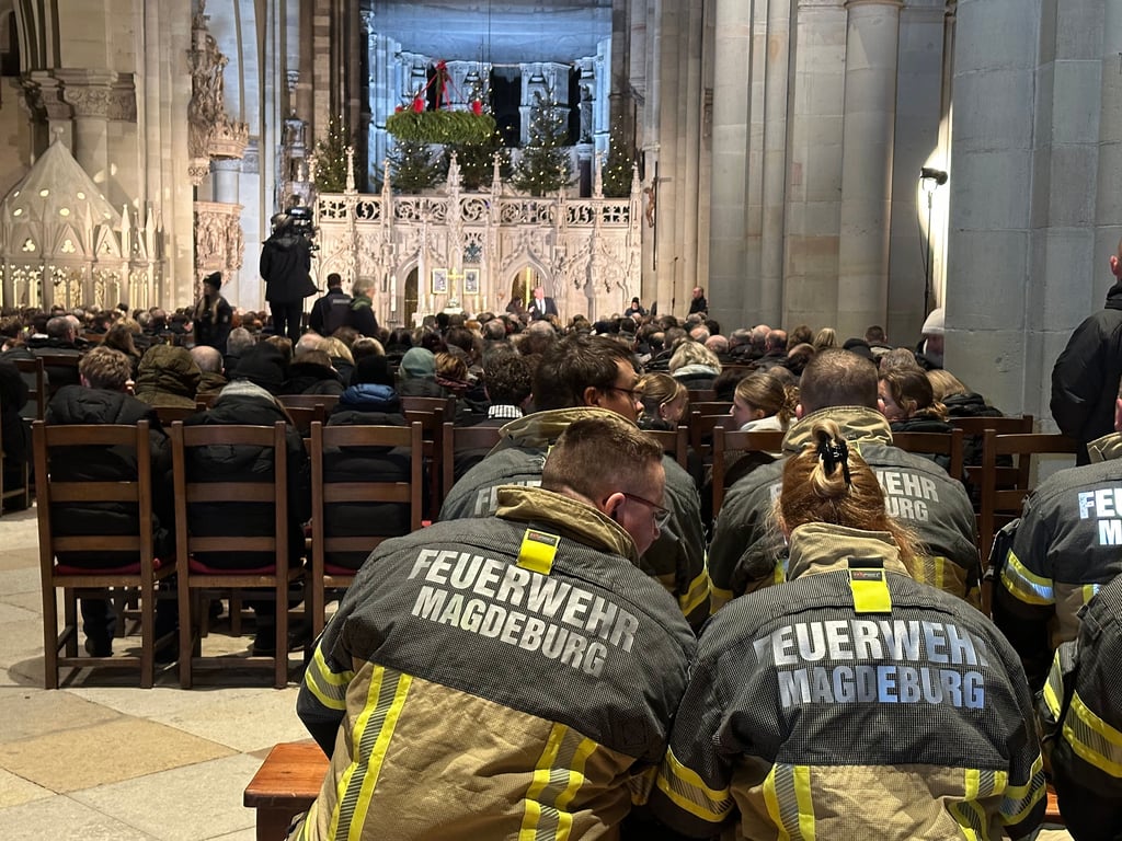 An der Gedenkveranstaltung im Magdeburger Dom nahmen mehrere Hundert geladene Gäste teil, darunter auch Feuerwehrleute.