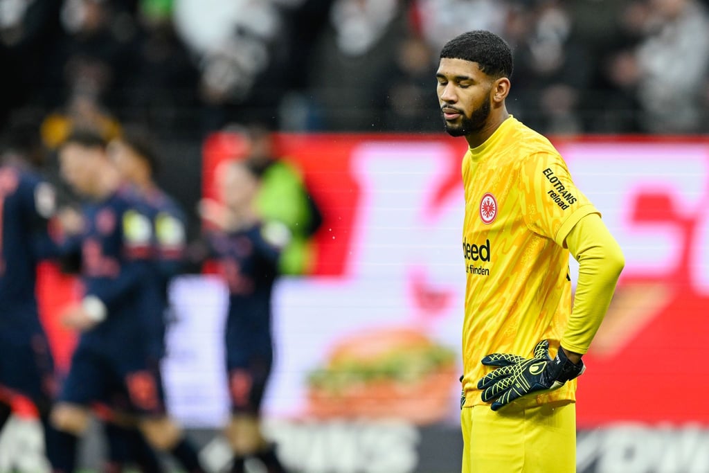 Eintracht Frankfurts Torwart Kaua Santos begünstigte mit schweren Patzern die Niederlage gegen den FSV Mainz 05.