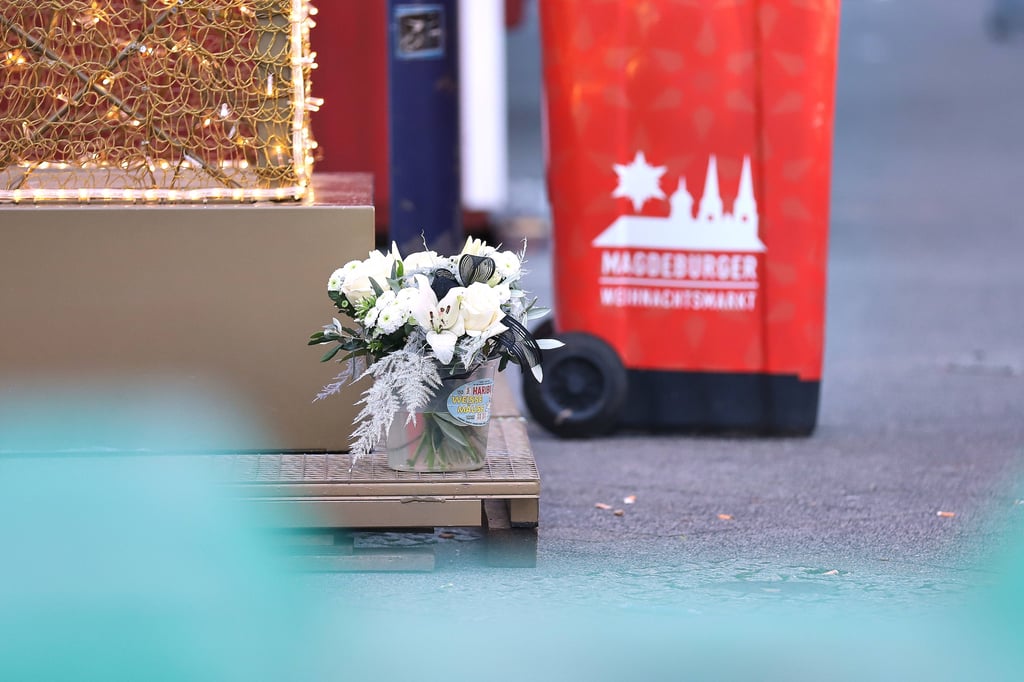 Ein Blumenstrauß auf dem Magdeburger Weihnachtsmarkt am Tag nach dem Anschlag als Zeichen der Trauer. Auch der Pfoi-Fußball reagiert auf die Tragödie.