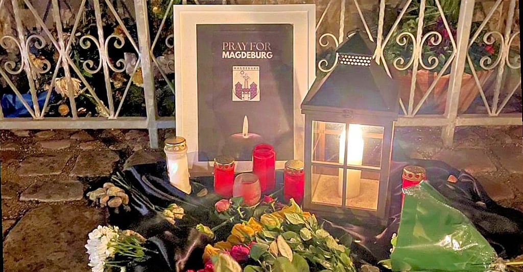 Das Friedenslicht aus Bethlehem brennt vor der Nicolaikirche in Osterburg. Dort wurden am Wochenende Blumen abgelegt und Kerzen entzündet.