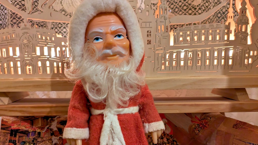 Der Weihnachtsmann als Aufziehpuppe made in DDR, die 1987 im Zeitzer „Spielwarenhaus Kunterbunt“ gekauft wurde, funktioniert noch immer und schaut noch immer ein wenig grimmig drein.