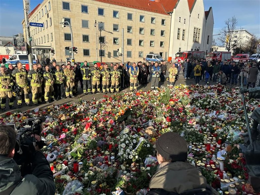 Kameraden der Magdeburger Feuerwehr gedenken an Johanniskirche den Anschlagsopfern.