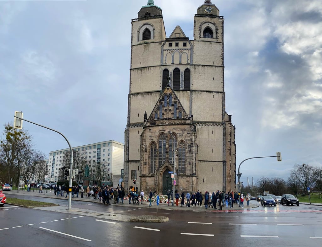 Vor der Johanniskirche werden zum Gedenken etliche Blumen und Kerzen niedergelegt.