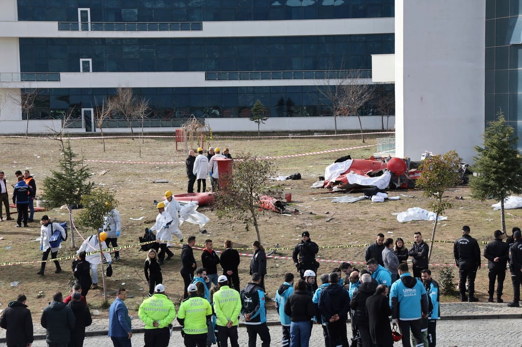 Ein Rettungshubschrauber ist in der südtürkischen Provinz Mugla gegen ein Krankenhaus geprallt und dann abgestürzt