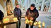 Christian (rechts) und Leander haben in der Marktkirche in Halle ein Licht für ihren Freund angezündet. Der sei beim Anschlag in Magdeburg schwer verletzt worden, sie bangen um sein Leben.&nbsp;