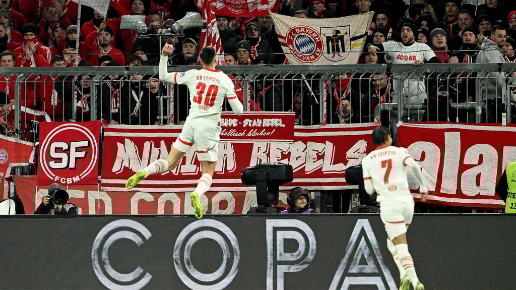 Sprunggewaltig: Jubel nach dem 1:1 durch Torschütze Benjamin Sesko.