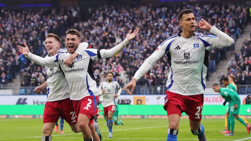 Emir Sahiti, William Mikelbrencis und Davie Selke (v.l.n.r.) bejubeln das Tor des Ex-RB-Profis.