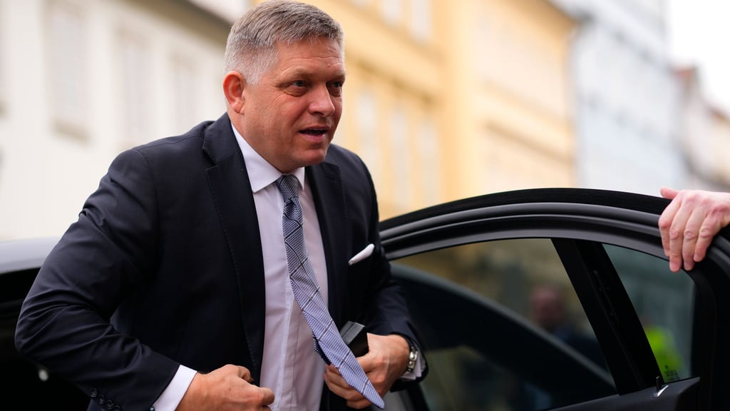 Der slowakische Ministerpräsident Robert Fico besucht Kremlchef Wladimir Putin. (Archivbild)