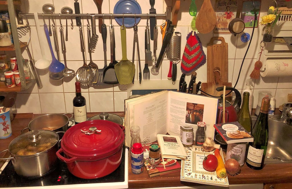 Kochen ist etwas ganz Wunderbares. Es entspannt, regt die Phantasie an, fördert die Kreativität, die Koordination und lässt einen strukturiert vorgehen. Und gesund ist es außerdem noch. Vor Weihnachten nimmt es natürlich einen besonderen Platz ein. Dann ist die Küche der schönste Ort. Bei uns gibt es eine französische Daube, einen schlesischen Kartoffelsalat, schwedischen Julschinken... Und in einem Topf köchelt natürlich Huhn für die Katzen.