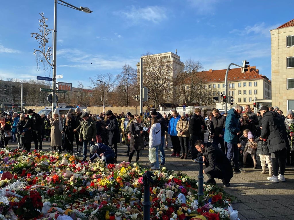 SCM-Trainer Bennet Wiegert besucht die Gedenkstätte an der Johanniskirche.
