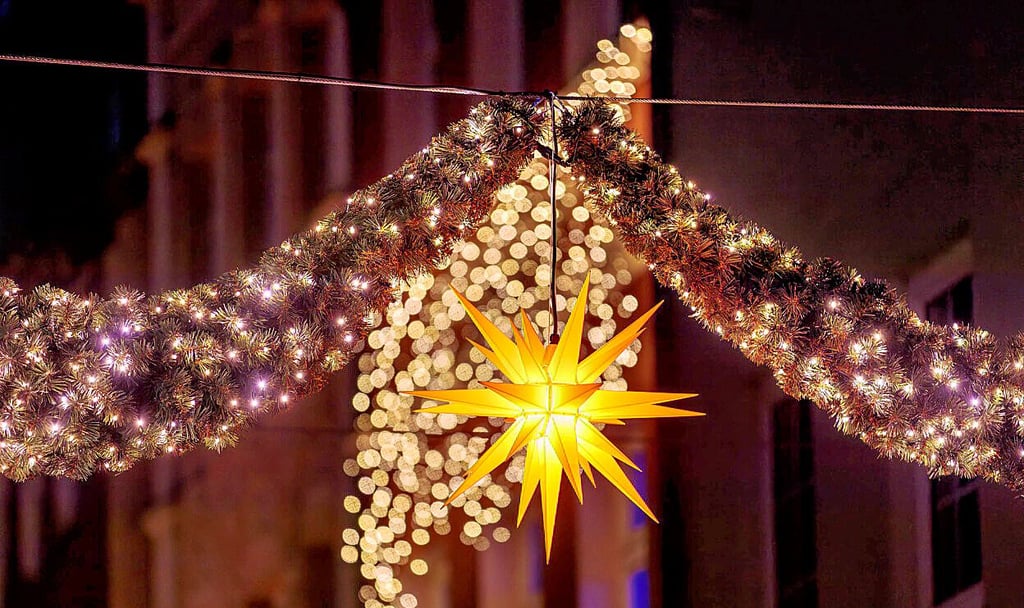 Weihnachtliche Kramerstraße in Zeitz: Mit Unterstützung des Verfügungsfonds sponserte Unternehmer Sven Baumert die Girlanden, die jetzt die Herrnhuter Sterne ergänzen.