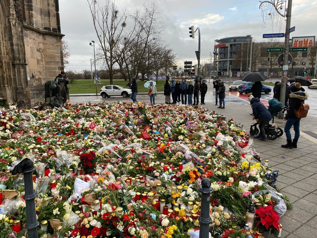 Ein Blumenmeer hat sich vor der Johanniskirche in Magdeburg gebildet.