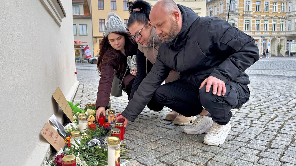 Sie haben den Anschlag auf dem Magdeburger Weihnachtsmarkt mit Glück überlebt. Annemarie Wolff, ihre Mutter Sandra und Lebensgefährte Maik Kreibe stellen Kerzen am Rathaus in Stendal ab.