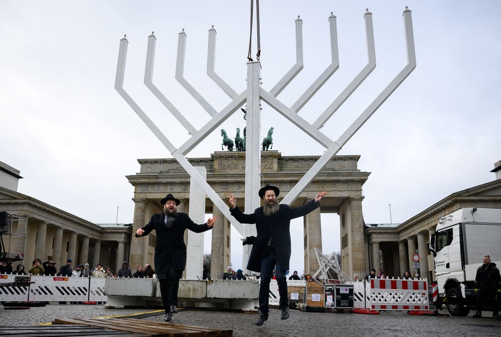 Der zehn Meter hohe Chanukka-Leuchter wird seit 19 Jahren von der Jüdischen Gemeinde Chabad Berlin vor dem Brandenburger Tor aufgestellt.