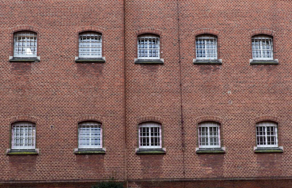 Vergitterte Fenster in der JVA Vechta: In einigen Gefängnissen in Niedersachsen wird auch gemeinsam gebacken. (Symbolfoto)