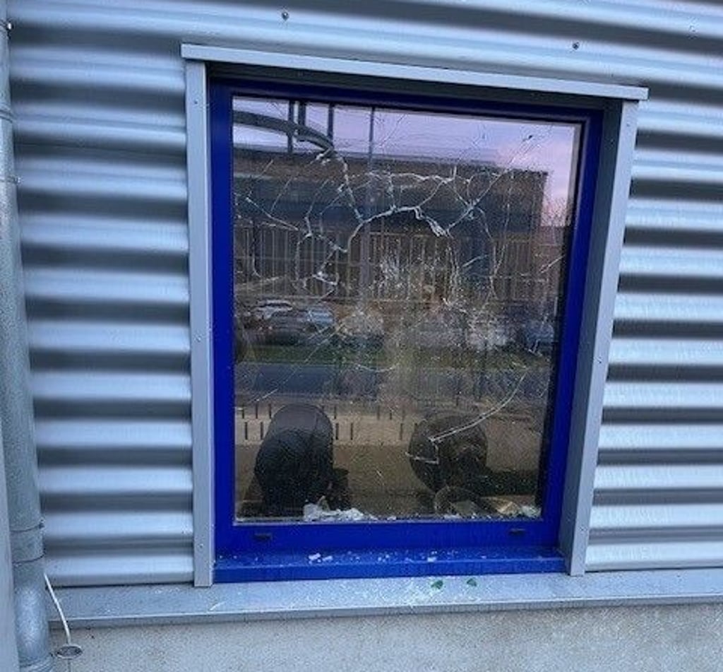 Teurer Vandalismus: Unbekannte haben ein Fenster einer Halle der Walzengießerei Quedlinburg zerstört.