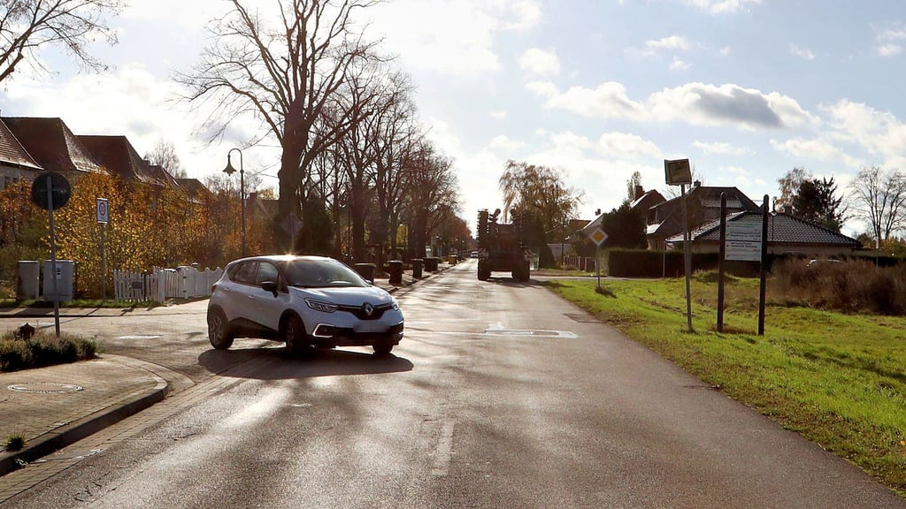 Der nördlichste Abschnitt des Breitweges in Barleben wird an der Einmündung Agrarstraße einen Kreisverkehr erhalten. Schließlich soll westlich der Straße - im Bild rechts - ein weiteres Wohngebiet mit einer weiteren Straße entstehen. Dafür soll der Ammensleber Weg im Hintergund rechts künftig für den Verkehr gesperrt werden.