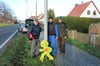 Frank Bubke (l.), Steffen Schulze und Uwe Truckenmüller beim Aufstellen einer der „Street Buddy“-Figuren. 