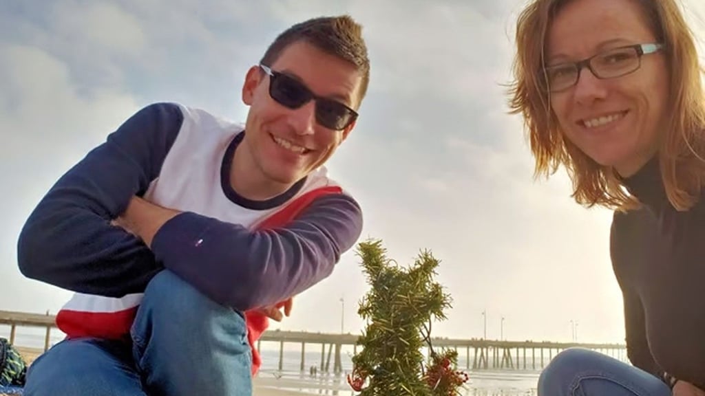 Janine und Eric Krause aus Burg am Strand von Los Angeles: Ein Ritual zu Weihnachten ist das Aufstellen eines kleinen Weihnachtsbaums am kalifornischen Strand.
