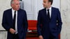 Setzt auf bekannte Köpfe: Regierungschef François Bayrou, hier mit Präsident Emmanuel Macron (Archivbild).