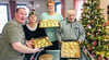 Mathias Gerlach (von links), Kerstin Schloddrick, Teamleiterin Mandy Festerling und Kurt Hoffmann präsentieren die selbstgemachten Weihnachstplätzchen für den Heiligen Abend.