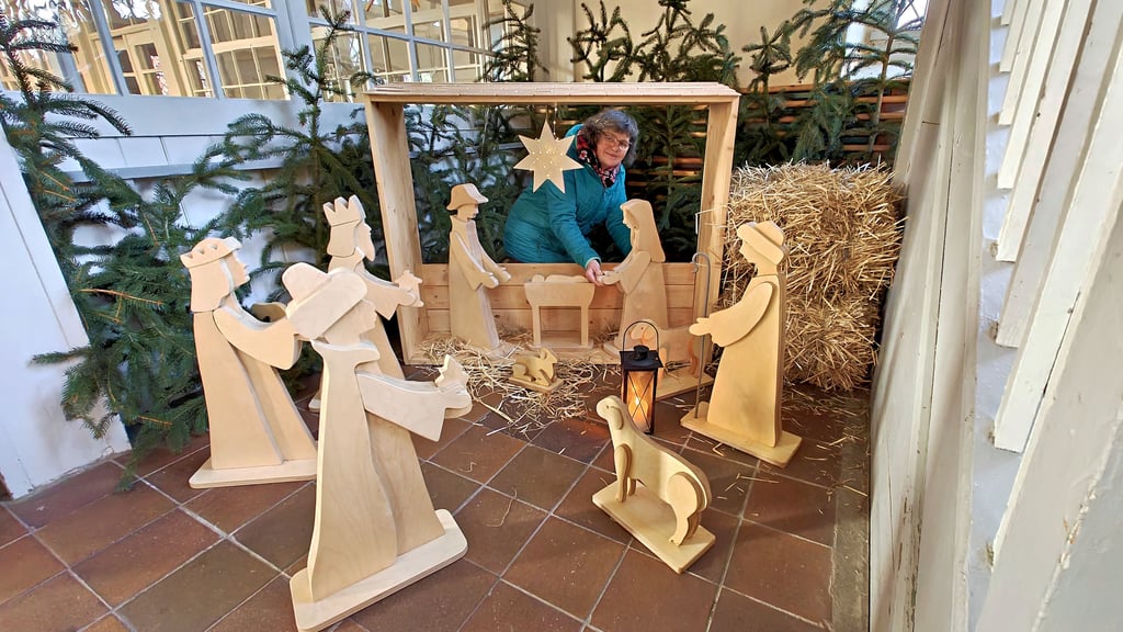 Monika Degen hat die Krippe mit Maria und Josef, den Königen sowie dem Schäfer mit seinen Schafen im Eingang der Kirche angeordnet.