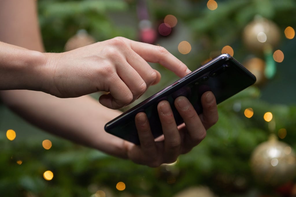 Die traditionelle Weihnachtskarte verliert an Bedeutung: 62 % der Deutschen ab 16 Jahren verschicken digitale Grüße, zeigt eine Umfrage von Bitkom Research.