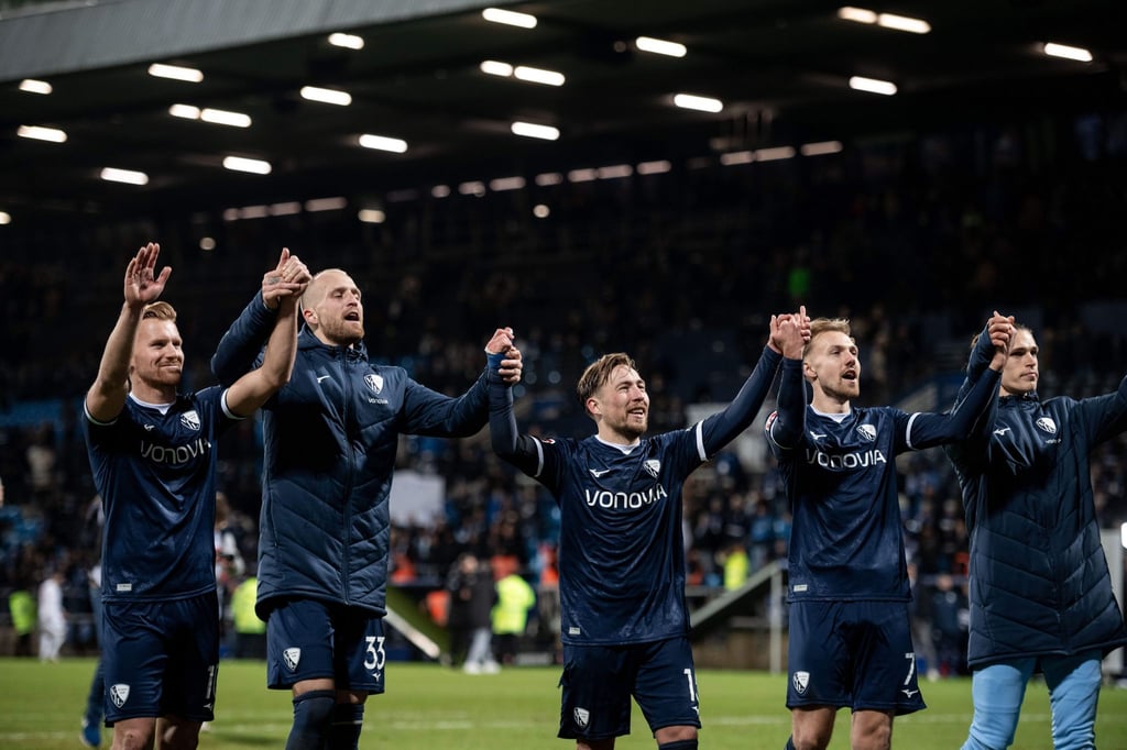 Die Profis des VfL Bochum feiern den Sieg gegen den 1. FC Heidenheim.