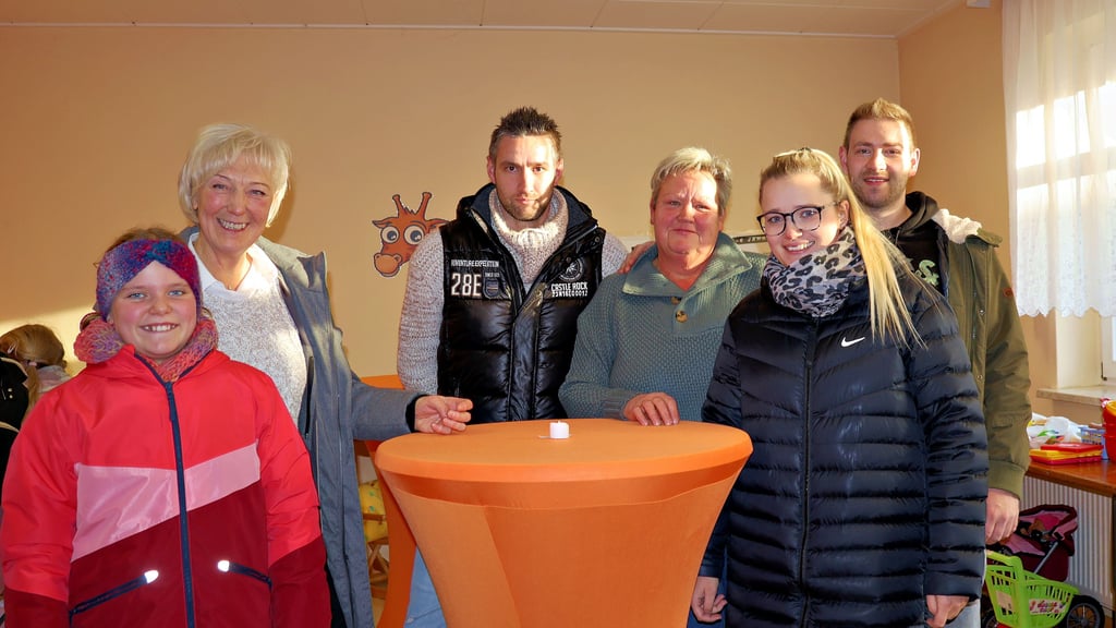 Ehemalige Kita-Kinder besuchten die Erzieherinnen Birgit Peters (2. von links) und Birgit Heinrich (4. von links) beim Abschiedstag in Wulkau.