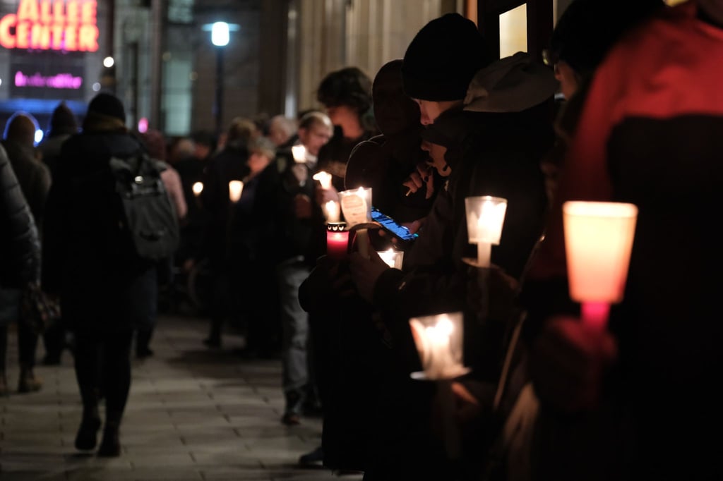 Nach der Todesfahrt gedenken vielen Menschen in Magdeburg der Opfer.