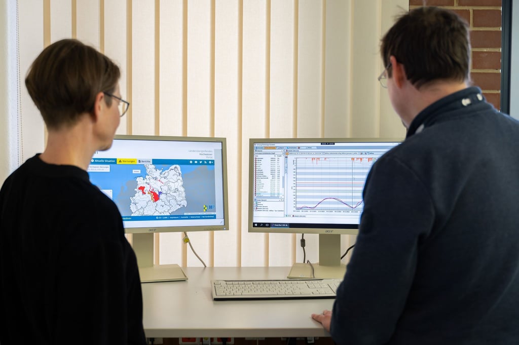 Mitarbeitende des Niedersächsischen Landesbetriebs für Wasserwirtschaft, Küsten- und Naturschutz analysieren die Vorhersagen des letzten Winterereignisses.
