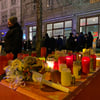 Mit Blumen und Kerzen setzten die Magdeburger ein stilles Zeichen gegen die Instrumentalisierung des Anschlags auf den Weihnachtsmarkt.