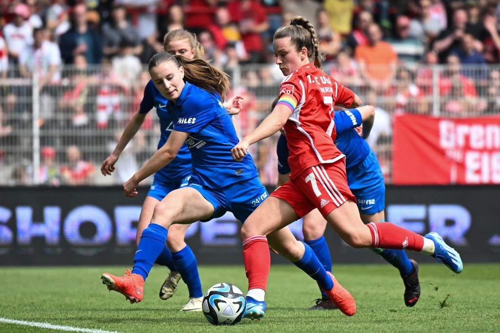 Lisa Heiseler (r) bleibt den Fußballerinnen des 1. FC Union Berlin erhalten.