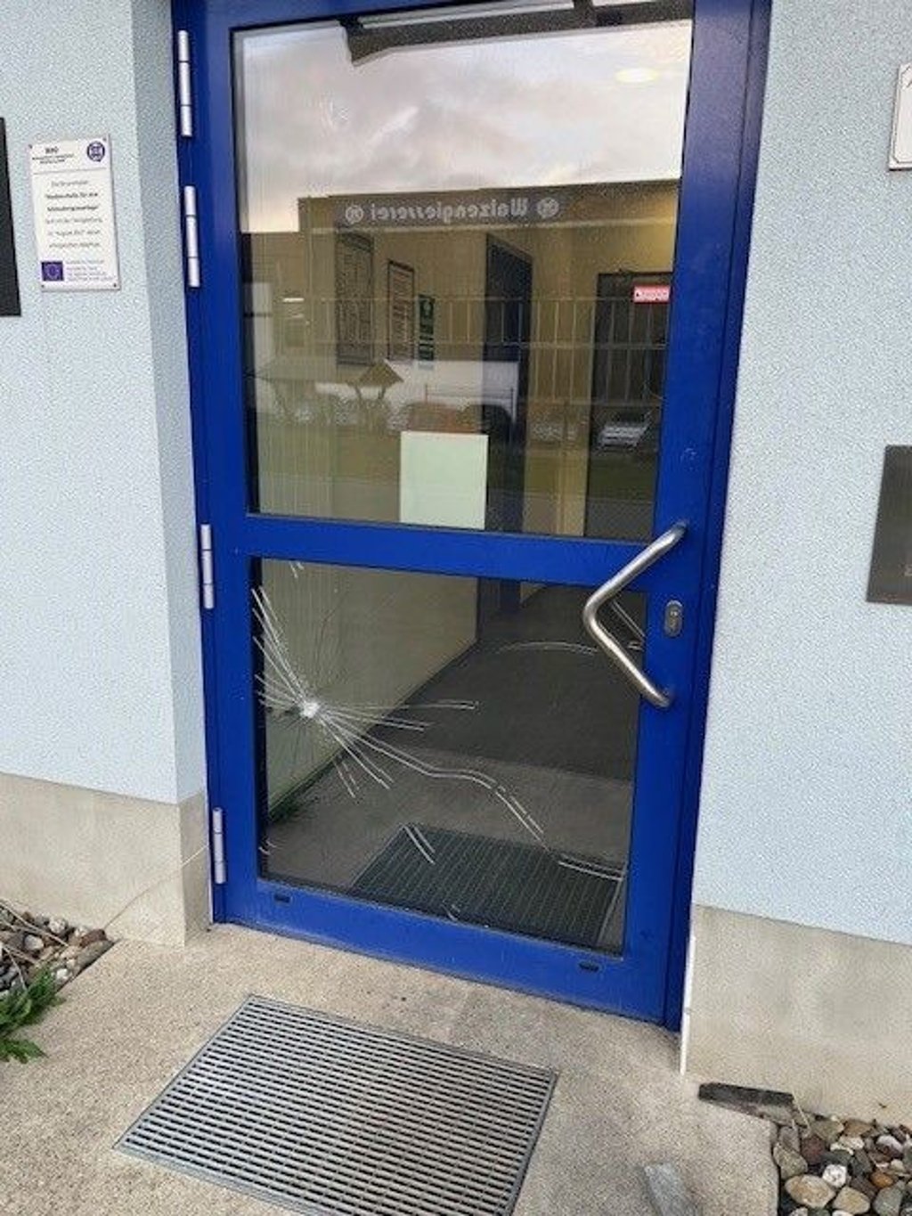Vandalismus gegen die Walzengießerei: Beschädigt worden ist auch eine Eingangstür zu einer Halle in Quedlinburg.