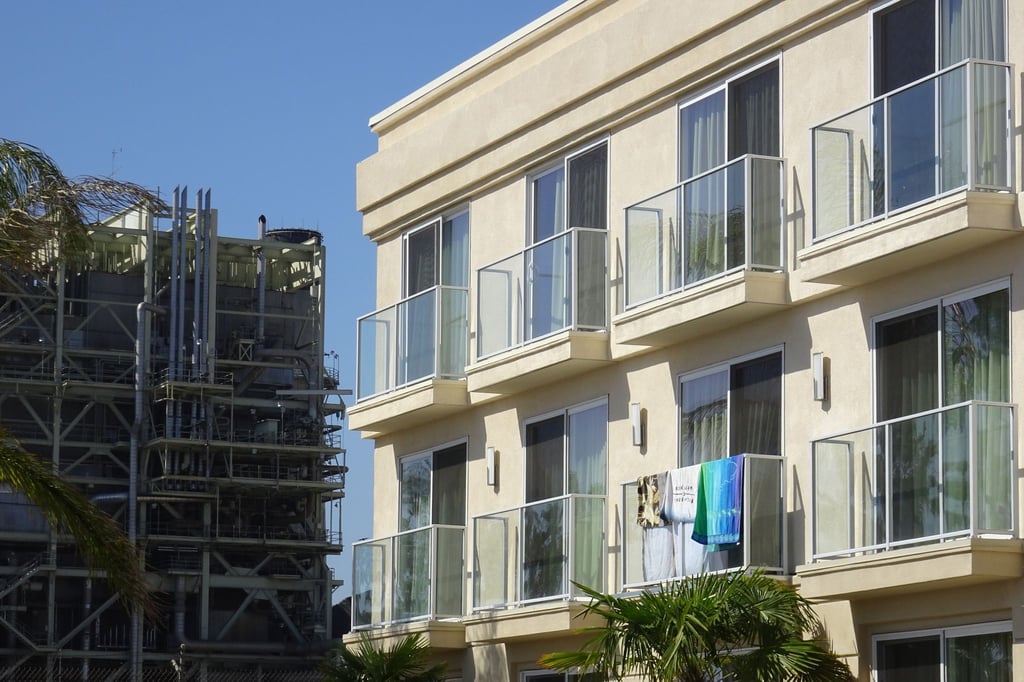 Wenn eine Baustelle direkt neben dem Hotel die Erholung unmöglich macht, können Pauschalurlauber den Reisepreis mindern - den Mangel sollten sie dokumentieren.