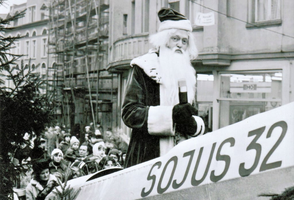 In einer Nachbildung des sowjetischen Sojus-Raumschiffes reiste der Weihnachtsmann 1978 nach Zeitz, um mitten im Menschengewimmel auf dem Neumarkt zu landen, wo schon ein Karussell seine Runden drehte.