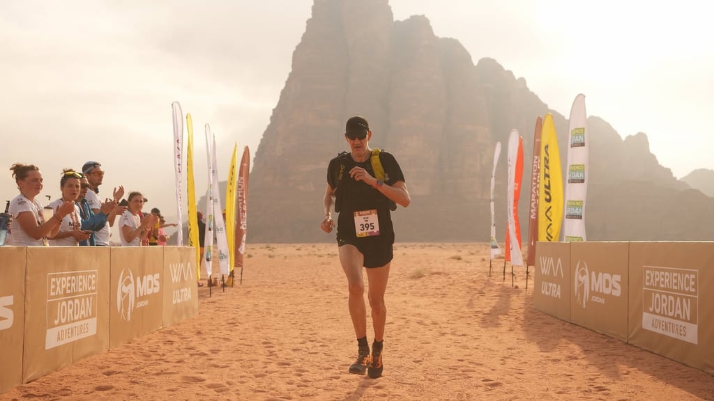 Olaf Bornack beim Zieleinlauf in der Wüste.