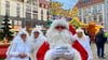 Bei einer Tasse Glühwein auf dem Halberstädter Weihnachtsmarkt verrät der Weihnachtsmann - alias Sascha Försterling - seine Geheimnisse.