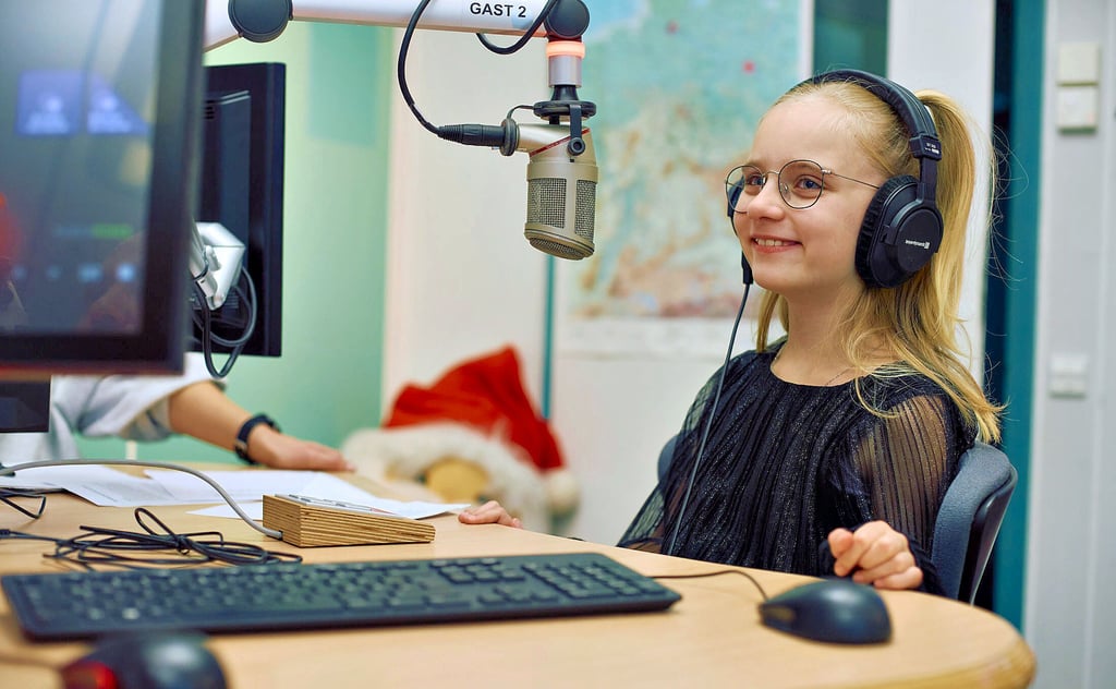 Emma Sophie (8) aus Naumburg im Studio von MDR Jump und MDR Tweens während der Aufzeichnung der Weihnachtssendung „Warten auf den Weihnachtsmann“, die am 24. Dezember gesendet wird.