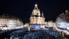 Tausende Menschen versammeln sich bei der weihnachtlichen Vesper vor der Frauenkirche Dresden.