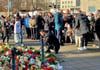 SCM-Coach Bennet Wiegert legt an der Johanniskirche Blumen in Gedenken an die Opfer und Verletzten ab.