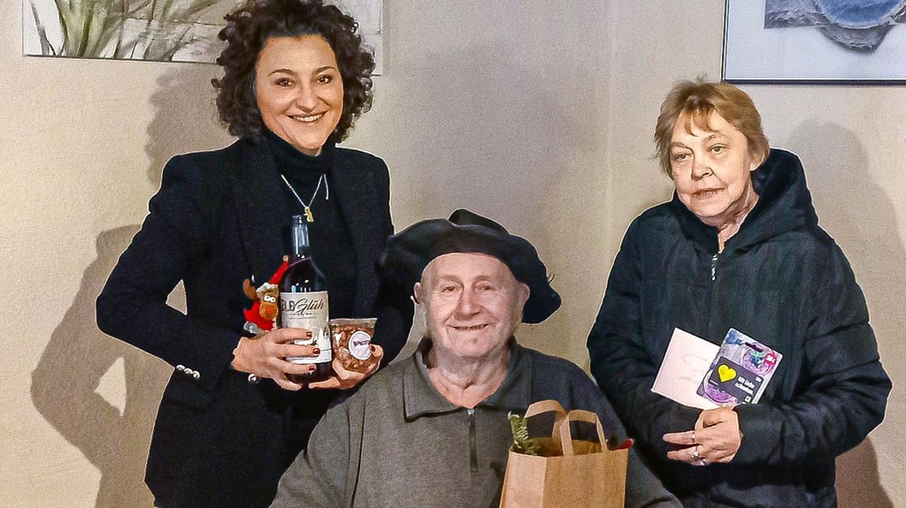 Patricia Kempiak (v.l.), Willi Fauter und Sabine Brederlow bei der Übergabe der Weihnachtstüten.