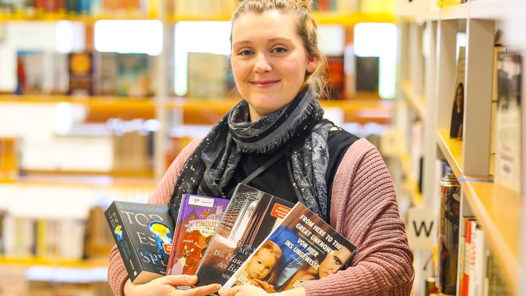 Christin Lison aus der Bibliothek Merseburg mit angesagten Büchern.