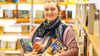 Christin Lison aus  der Bibliothek Merseburg mit angesagten Büchern. 