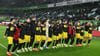 Jubel nach dem letzten Spiel des Jahres: Die Spieler von Borussia Dortmund feiern den 3:1-Sieg in Wolfsburg.