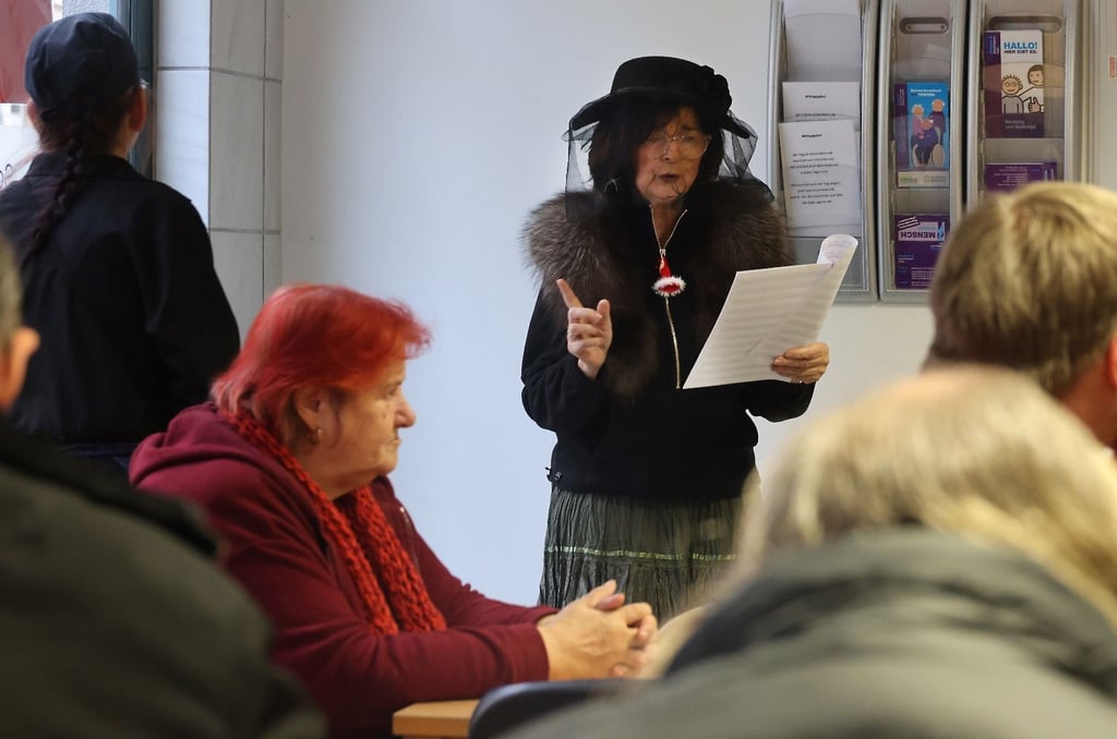 Zur Weihnachtsfeier in der halleschen Wärmestube hat Autorin und Mundart-Expertin Bettina Schirmer Selbstgeschriebenes auf Hallisch vorgelesen. Von den Zuhörern gab’s am Ende viel Beifall.