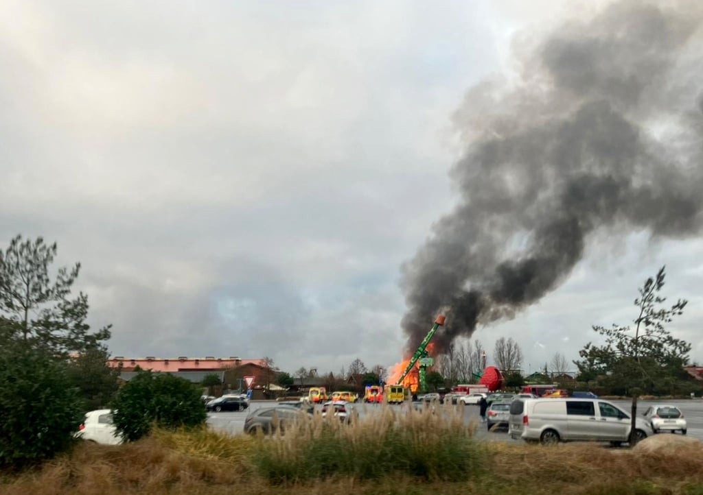 Ein Brand an einem Fahrgeschäft in „Karls Erlebnis-Dorf“ hat zu einem Millionenschaden geführt.